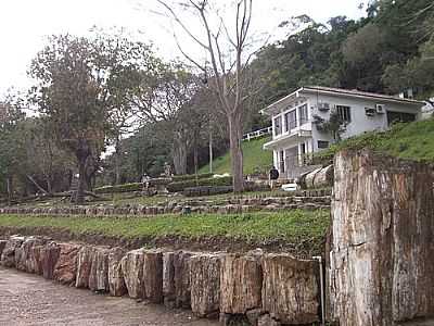 PRAA DECORADA COM PEDRAS FSSEIS-FOTO:PENA- HAF  - MATA - RS