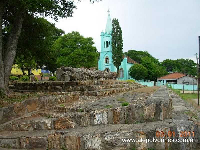 MATA-RS-RVORE PETRIFICADA NA PRAA DA MATRIZ-FOTO:ALEPOLVORINES - MATA - RS