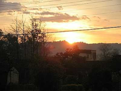 NASCER DO SOL,ANTIGO FRIGORFICO-FOTO:MARCELO KIST  - MONTE ALVERNE - RS