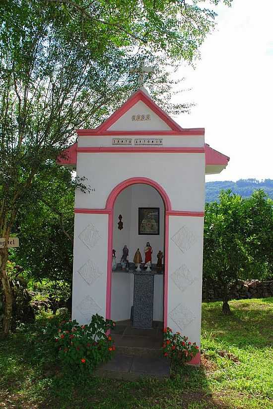 MONTE BELO DO SUL-RS-CAPELINHA NO MUSEU DA FAMLIA TASCA-FOTO:ANELISE KUNRATH - MONTE BELO DO SUL - RS