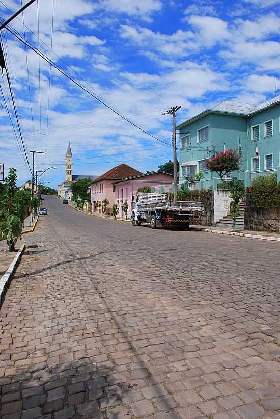 MONTE BELO DO SUL-RS-RUA CENTRAL COM A IGREJA AO FUNDO-FOTO:ANELISE KUNRATH - MONTE BELO DO SUL - RS