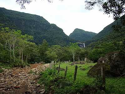 CASCATA PEDRA BRANCA AO FUNDO-PCRAPAKI - MORRO AZUL - RS