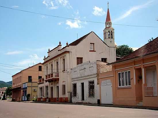 MUUM-RS-CASARES NO CENTRO-FOTO:EDILSON V BENVENUTTI - MUUM - RS