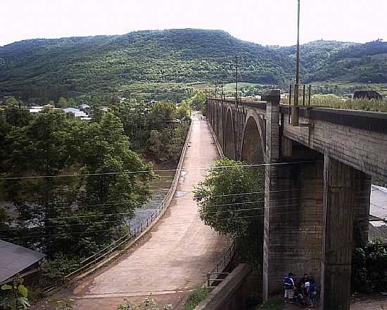 MUUM-RS-PONTE E VIADUTO-FERROVIA DO TRIGO-FOTO:UBIRAJARA BUDDIN CRUZ - MUUM - RS