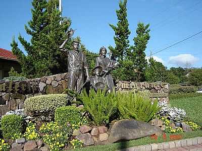 MONUMENTO AO IMIGRANTE-FOTO:BY ROMO  - NOVA PETRPOLIS - RS