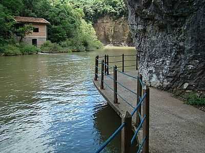 TRILHA PARA CACHOEIRA-FOTO:DARLAN CORRAL  - NOVA PRATA - RS