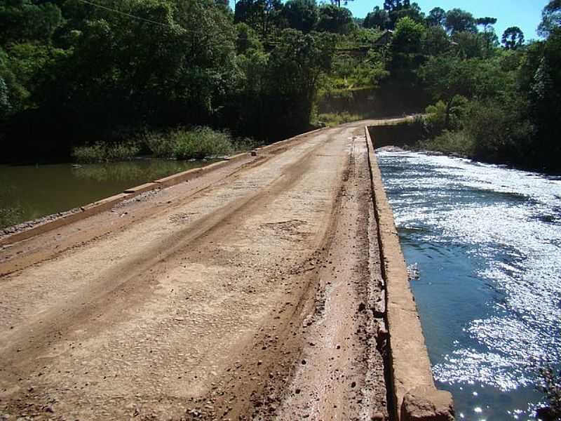 NOVA PRATA-RS-PONTE NA ENTRADA DO PARQUE CALDAS DE PRATA-FOTODARLAN CORRAL - NOVA PRATA - RS