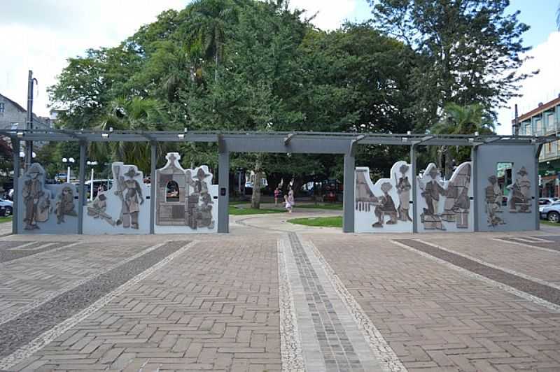 NOVA PRATA-RS-MONUMENTO AO IMIGRANTE NA PRAA DA BANDEIRA-FOTO:WWW.NOVAPRATARS.COM.BR - NOVA PRATA - RS