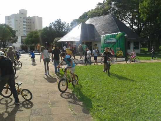 PRAA DA PREFEITURA - AO FUNDO, BOLICHO DA PRAA, POR FOTO DE AURELIO MORAES - PALMEIRA DAS MISSES - RS