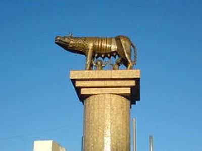 MONUMENTO ROMULO E REMO-FOTO:ROBERTO MARTIO  - PASSO FUNDO - RS