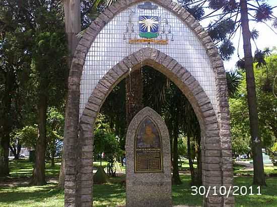 PASSO FUNDO-RS-MONUMENTO EM HOMENAGEM AO ARCEBISPO DOM CLUDIO COLLING-FOTO:FREDY SILVA - PASSO FUNDO - RS