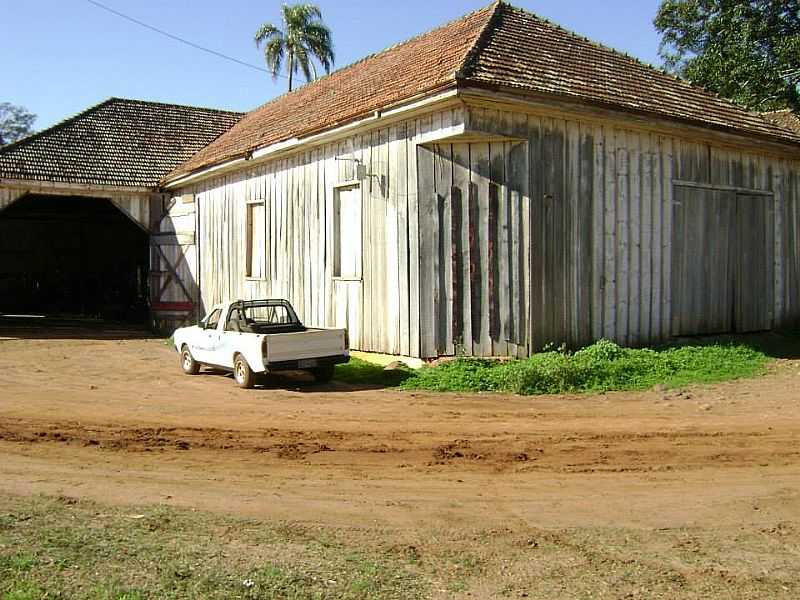 GALPO DA FAMLIA VERSSIMO DA FONSECA  EM PINHEIRO MARCADO. - PINHEIRO MARCADO - RS