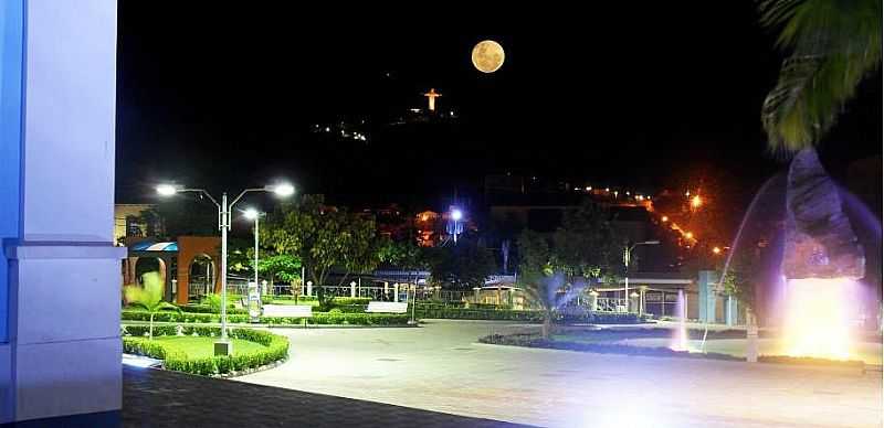 MACABAS-BA-VISTA NOTURNA DA PRAA DA MATRIZ-FOTO:MEIRA.NO.COMUNIDADES.NET - MACABAS - BA