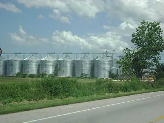 SILOS DE ARMAZENAGEM EM POVO NOVO-RS-FOTO:ALEXANDRE LEAO - POVO NOVO - RS