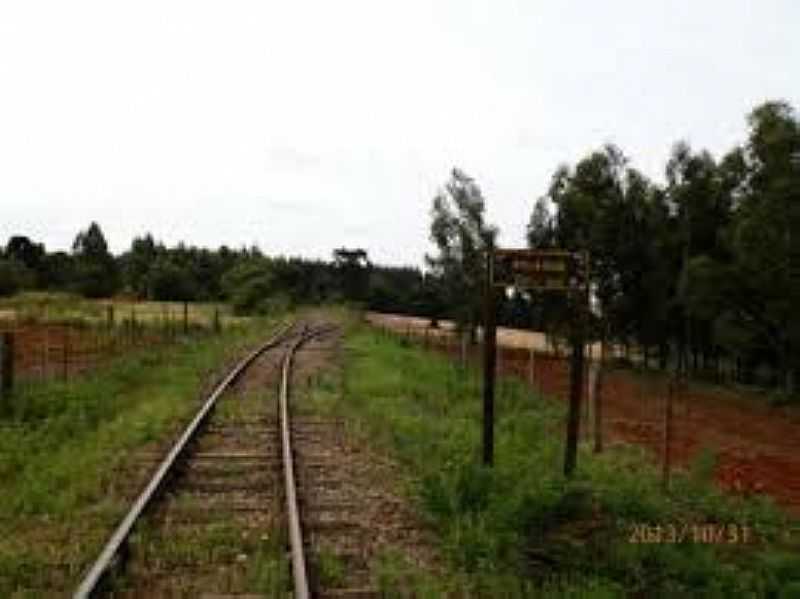 PULADOR-RS-TRILHOS E PLATAFORMA DA ANTIGA ESTAO FERROVIRIA-FOTO:VITOR HUGO LANGARO - PULADOR - RS