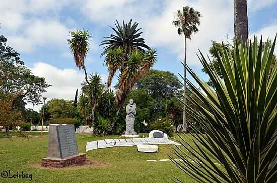 QUARA-RS-MONUMENTO EM HOMENAGEM S MES NA PRAA GENERAL OSRIO-FOTO:LEIRBAG - QUARA - RS