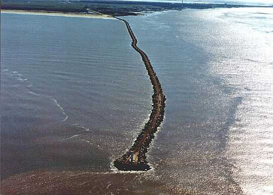 OS MOLHES DA BARRA, COM SEUS MAIS DE 5 KM DE ROCHAS QUE ADENTRAM O OCEANO,EM RIO GRANDE-RS - RIO GRANDE - RS