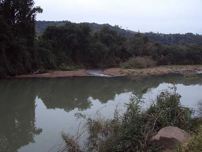 RIO PARDINHO-RS-RIO PARDINHO MARGEANDO A ESTRADA-FOTO:MARCOS HOFFMANN - RIO PARDINHO - RS