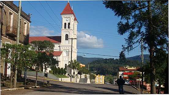 ANTIGA CASA COMERCIAL CONSTRUDA EM 1916 E A IGREJA MATRIZ, POR ADILAR SIGNORI - ROCA SALES - RS