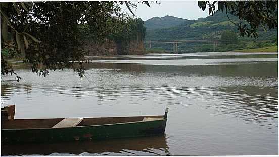 O BARCO E A PONTE SOBRE O RIO TAQUARI EM ROCA SALES-FOTO:ADILAR SIGNORI - ROCA SALES - RS