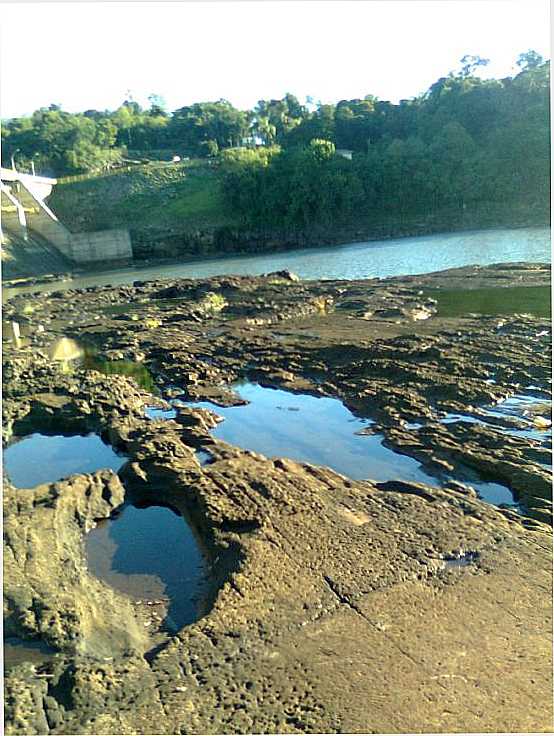 PEDRAS ABAIXO DA BARRAGEM MAIA FILHO, POR SHEILA DE MELO - SALTO DO JACU - RS