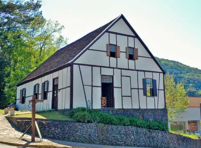 MUSEU MUNICIPAL PROFESSOR LAURINDO VIER, POR LUCAS MOLLING - SANTA MARIA DO HERVAL - RS