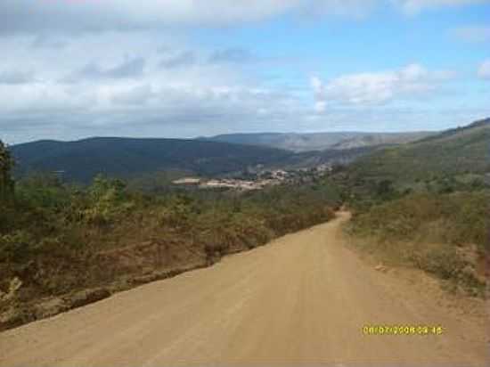 MANIAU-BA-ESTRADA DE TERRA CHEGANDO NA CIDADE-FOTO:AVENTUREIROSDOPEDAL.ZIP.NET - MANIAU - BA