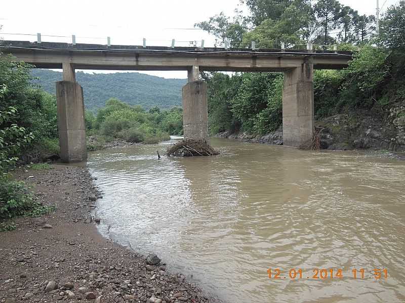 SANTA TEREZA-RS-PONTE SOBRE O ARROIO MARRECO-FOTO:L.A. ZAR - SANTA TEREZA - RS