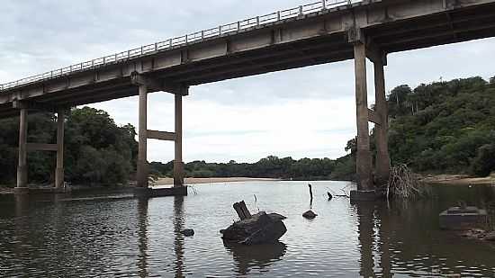 PONTE SOBRE O RIO CAMAQU EM SANTANA DA BOA VISTA-RS-FOTO:UBIRAJARA BUDDIN CRUZ - SANTANA DA BOA VISTA - RS