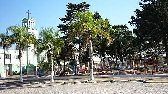 PRAA JACINTO INCIO E MATRIZ EM SANTANA DA BOA VISTA-RS-FOTO:UBIRAJARA BUDDIN CRUZ - SANTANA DA BOA VISTA - RS