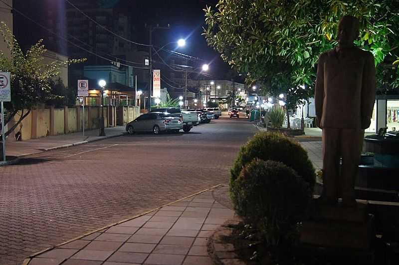 VISO NOTURNA DA PRIMEIRA QUADRA DA RUA DOS POETAS. - SANTIAGO - RS