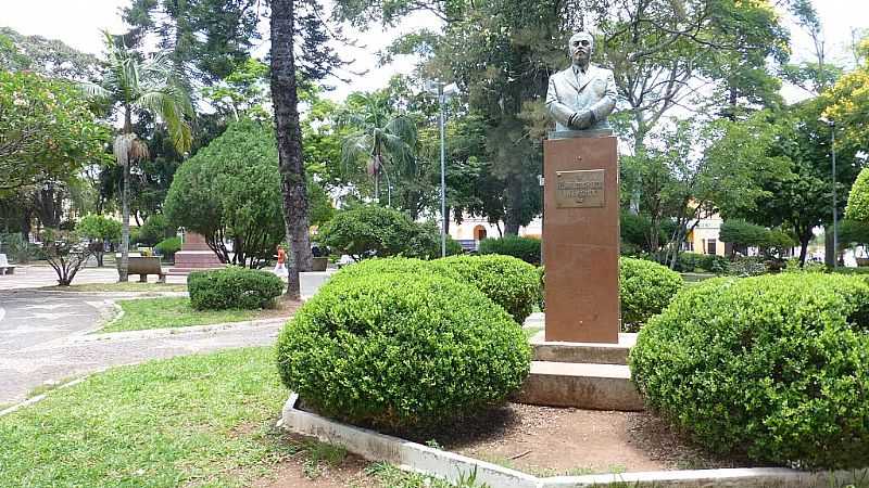 SO SEP-RS-MONUMENTO AO DR.LAURO BULCO NA PRAA DAS MERCS-FOTO:UBIRAJARA BUDDIN CRUZ - SO SEP - RS