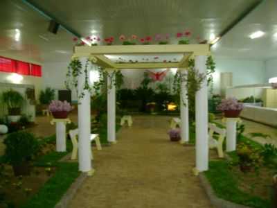 JARDIM INTERNO NA IX BLUMENFEST, POR SADY AFONSO JUNGES - SELBACH - RS