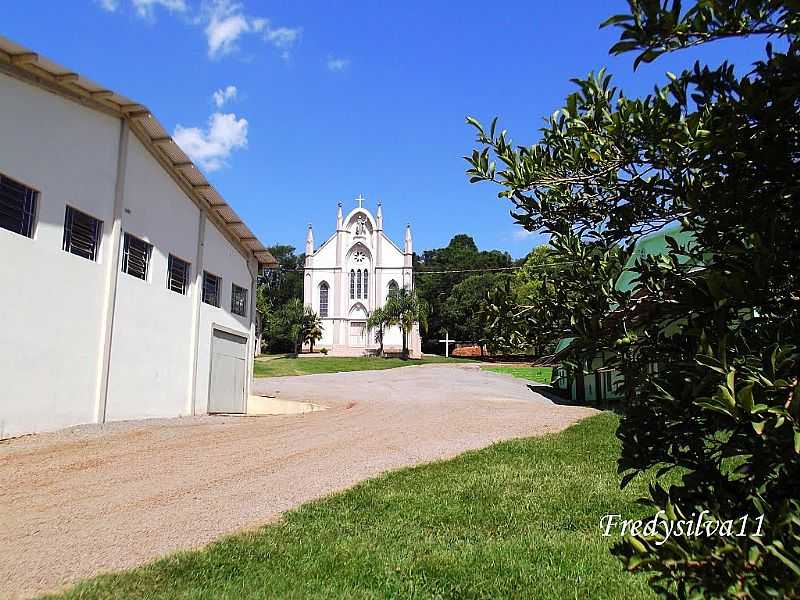 SILVA JARDIM-RS-GINSIO DE ESPORTES E A IGREJA-FOTO:FREDY SILVA - SILVA JARDIM - RS