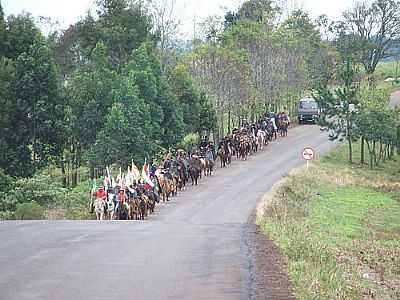 3 CAVALGADA DOS MRTIRES EM SUA PASSAGEM POR TAQUARUU DO SUL FOTO LUIZ C SANTOS - TAQUARUU DO SUL - RS