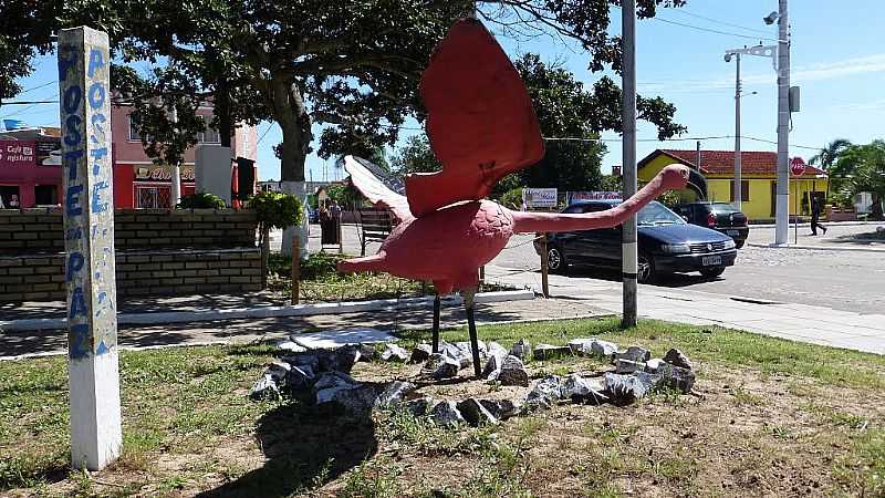 TAVARES-RS-MONUMENTO NA PRAA CENTRAL-FOTO:UBIRAJARA BUDDIN CRUZ - TAVARES - RS
