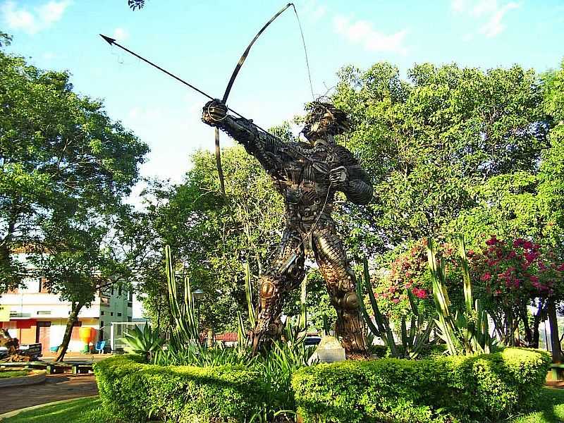 TENENTE PORTELA-RS-NDIO,ESCULTURA DE SUCATA NA PRAA TENENTE BINS-FOTO:ROQUE OLIVEIRA - TENENTE PORTELA - RS