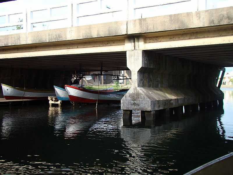 TRAMANDA-RS-BARCOS EMBAIXO DA PONTE-FOTO:PCRAPAKI - TRAMANDA - RS