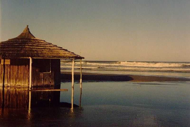 TRAMANDA-RS-QUIOSQUE NA PRAIA-FOTO:LUS SANTANA - TRAMANDA - RS