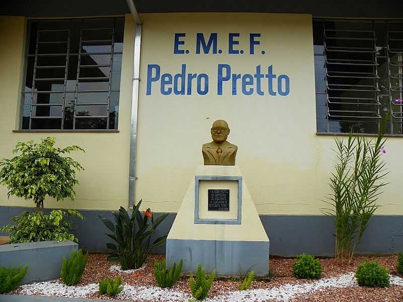 TRAVESSEIRO-RS-BUSTO DE PEDRO PRETTO EM FRENTE A ESCOLA-FOTO:VERNER GREGORY - TRAVESSEIRO - RS