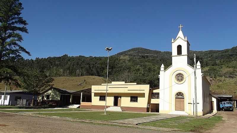 TRS CACHOEIRAS-RS-CAPELA DE SO PEDRO E SO PAULO-FOTO:UBIRAJARA CRUZ - TRS CACHOEIRAS - RS