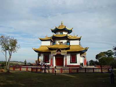 TEMPLO BUDISTA-FOTO:PCRAPAKI-TRAMANDA-R - TRS COROAS - RS