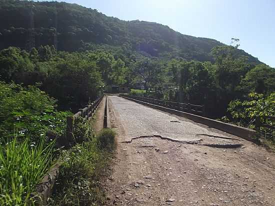 TRS FORQUILHAS-RS-PONTE NO POVOADO GUANANAZES-FOTO:JOS CARMINATTI - TRS FORQUILHAS - RS