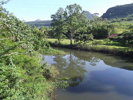 TRS FORQUILHAS-RS-RIO PASSA NO CENTRO DA CIDADE-FOTO:JOS CARMINATTI - TRS FORQUILHAS - RS