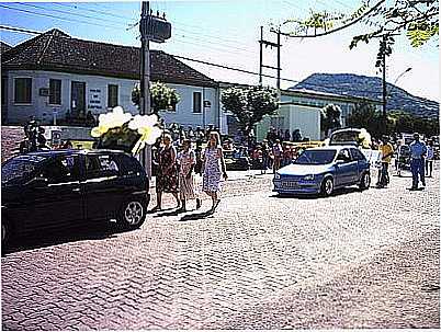 DESFILE EM VALE DO SOL-FOTO:JULIANO HIRSCH - VALE DO SOL - RS