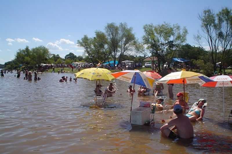 
1 | 2
BALNERIO COM VERANISTAS NAS GUAS DO RIO JACU - VALE VERDE - RS