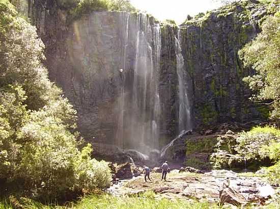 RAPEL DA CACHOEIRA DO CADEADO EM GUA DOCE-SC-FOTO:CELOVO - GUA DOCE - SC