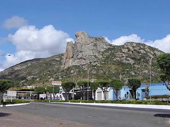 A CIDADE COM A SERRA AO FUNDO DE MILAGRES-BA-FOTO:HELDER - MILAGRES - BA