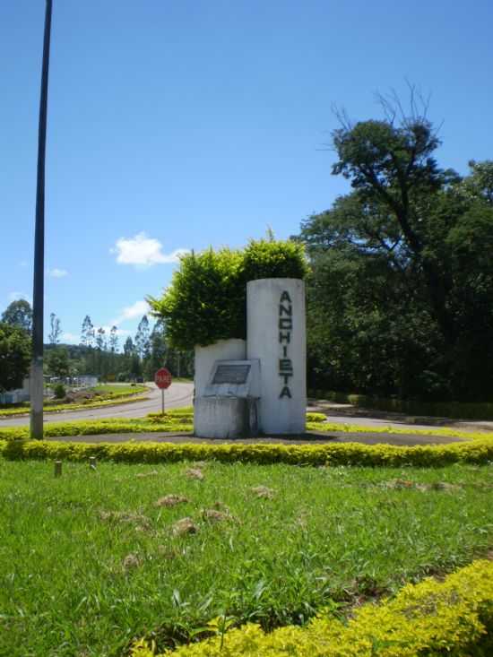 MONUMENTO NO TREVO, POR ANDERSON CAVASIN - ANCHIETA - SC