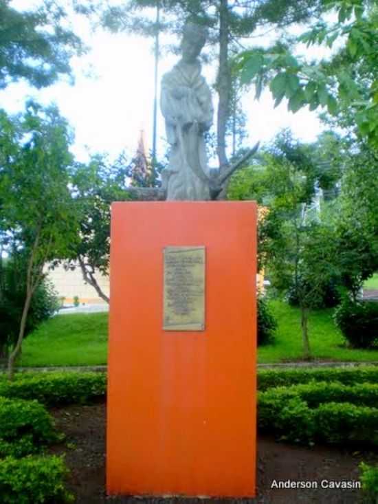 MONUMENTO EM HOMENAGEM DO PE. JOS DE ANCHIETA, LOCALIZADA NA PRAA MUNICIPAL, POR ANDERSON CAVASIN - ANCHIETA - SC